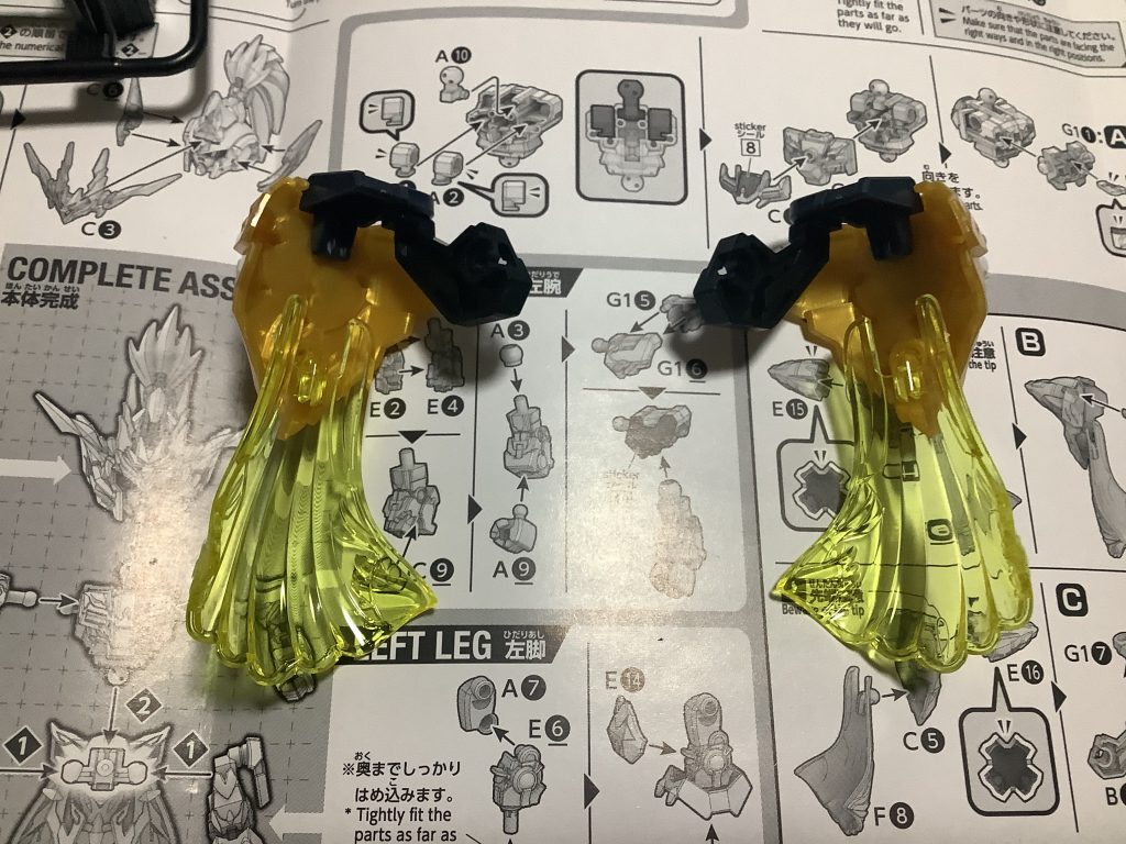 バックパック(?)の組み立てもやって行きます!このクリアイエローのマントっぽいやつがめちゃくちゃかっこいいですね。