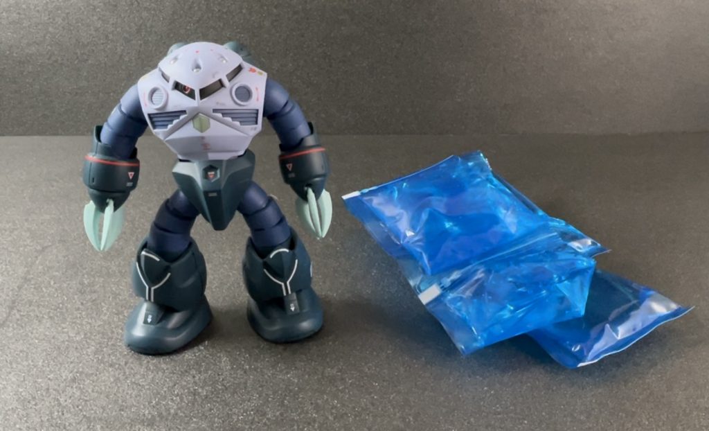 使うのは、保冷剤。冷やしてクーラーボックスに入れるアレです。