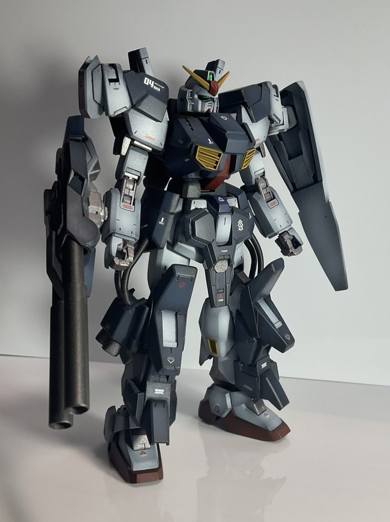 右腕のビーム砲は、キットのシールドをベースに切った貼ったで作成です