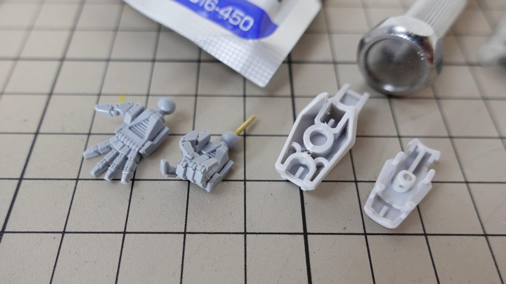 作成時の写真 その5ビットをビームソードにしたくプラバンと画材のジェニメディウム?みたいなので作成