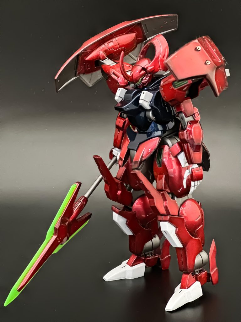 フロント今回はガンプラとしては珍しくデカールを使用せず制作。赤い装甲を黒立ち上げにしました。手順としてはガイア黒サフ→ガイアステンレスシルバー（鉄道模型用）→クレオスGXクリアルージュとなります。外装部分のフィニッシュはONIウレタン、フレームなどガンメタ部分は塗りっぱなしにしています。黒立ち上げですがシルバーをエッジにも残したかったので面の端に少し黒が残るくらいにしています。