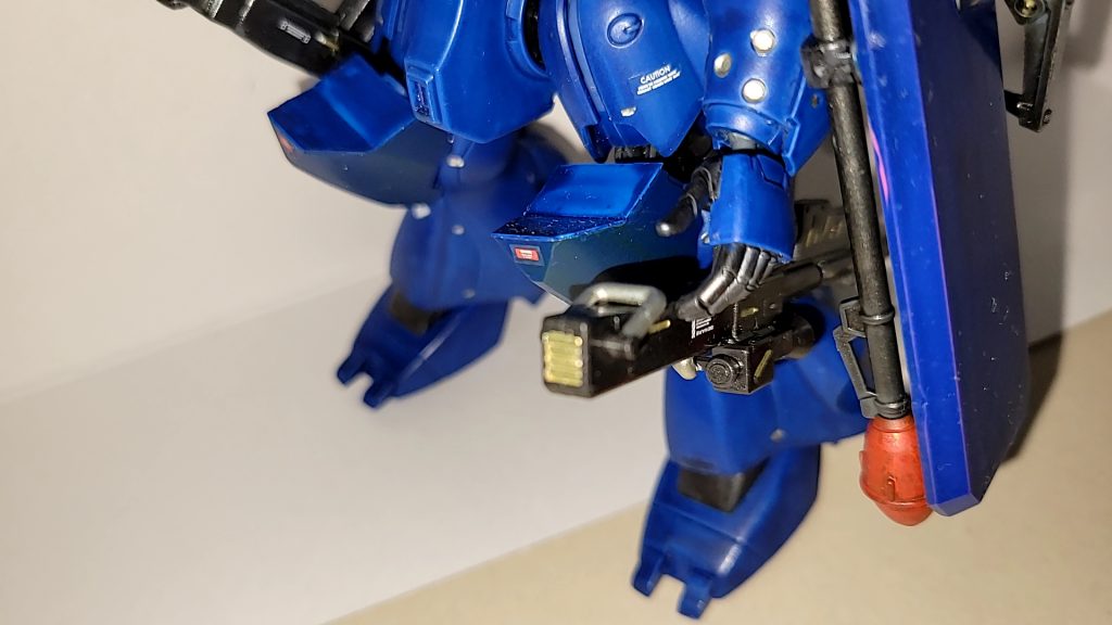 両ひざにネオジム磁石でコトブキヤのショットガンと、ヤクト・ドーガ(ギュネイ機)のライフルを取り付けました。ネオジム磁石を使ったのはイイ感じのマウント？パーツがなかったのと、こっちのほうが見栄えが良かったからです