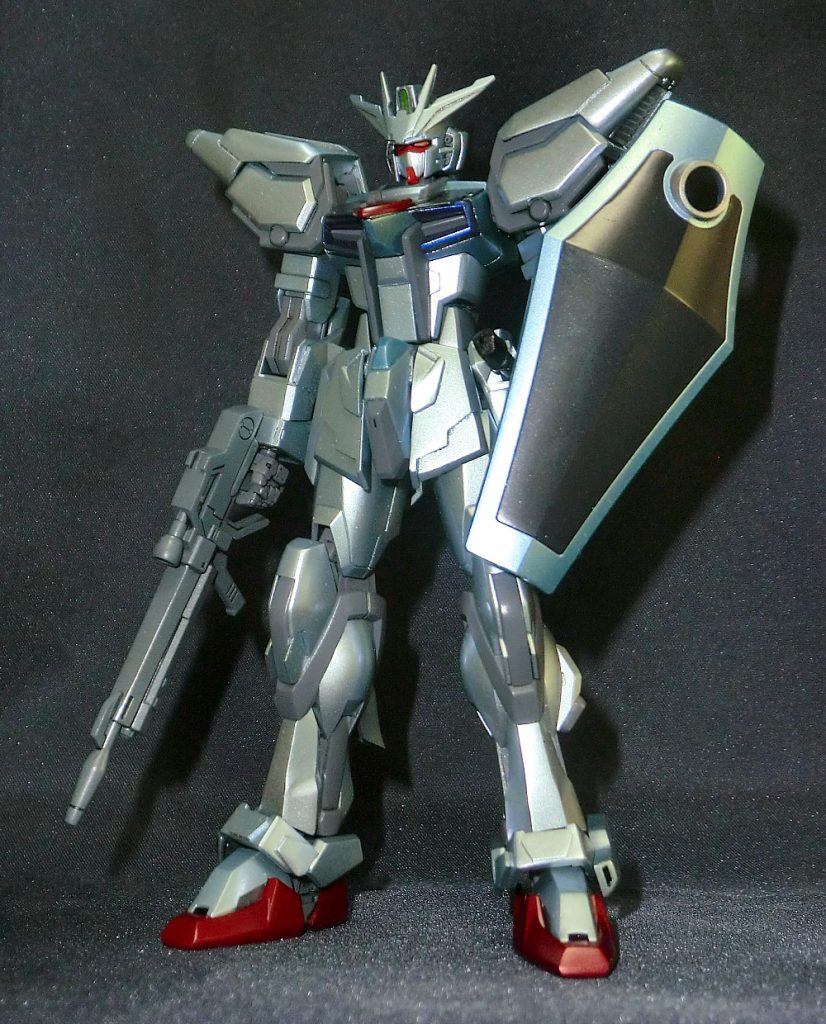 機体各所はアカツキの意匠を継承しているが、アカツキでは採用されていなかった肩部,左前腕にもストライカーパックが装着できるようになっている。その場合、肩部スラスターを外す必要があり、推力が落ちてしまう。
