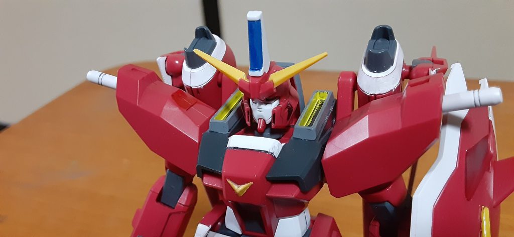 劇中と比べたら明らかフェイスが出すぎだったのでHGに恋する二人のももちゃんのセリフを参考にフェイスの後ろをダボ部分切ったり削って引っ込めました。できればフェイス自体作り直したいぐらいですが自信がなかったので位置変更のみです。少し逆スラントさせてます。