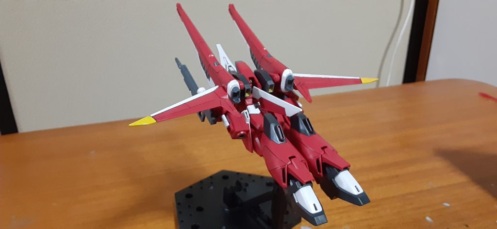 変形の仕方がまんまウイングガンダムで懐かしいですw足のシルエットもZぽいしミキシング改造面白そうだからやってみたい。