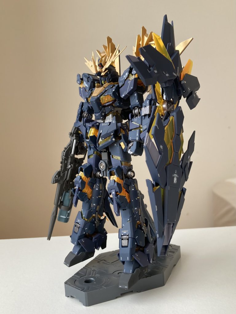 部分塗装は以下の箇所・金色パーツ全般（クレオスの金スプレー）・関節部とノズル（クレオスのアクリジョン焼鉄色）・カメラアイ（クレオスの蛍光レッド）