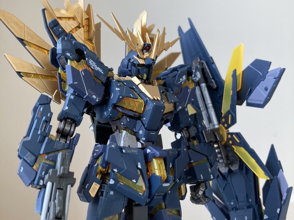 スミ入れは以下の箇所・外装部→タミヤのエナメル塗料フラットアルミ・サイコフレーム→タミヤのスミ入れ塗料（ダークブラウン）モールドの掘り直しや追加は今回も一切していませんが、拭き取りは丁寧に行いました。サイコフレームは線を強調したかったので、タミヤのパールクリアを吹き→スミ入れ→最後に光沢クリアを重ねました。