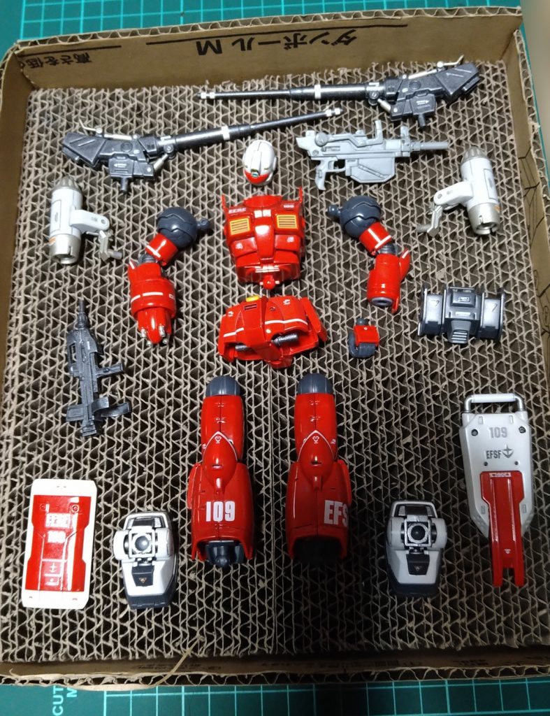 デカールを合わせるのに苦労しました。その段階で108のミスにも気づきました・・ミサイルランチャーも作成し、通常装備も可能。