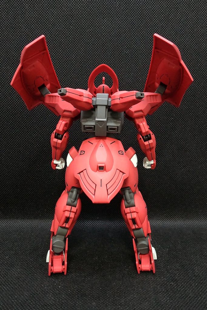 角度によってはスマートに見えますが、やっぱりそこかしこにジェターク社の意匠が施されてるモビルスーツだなって思いますね。