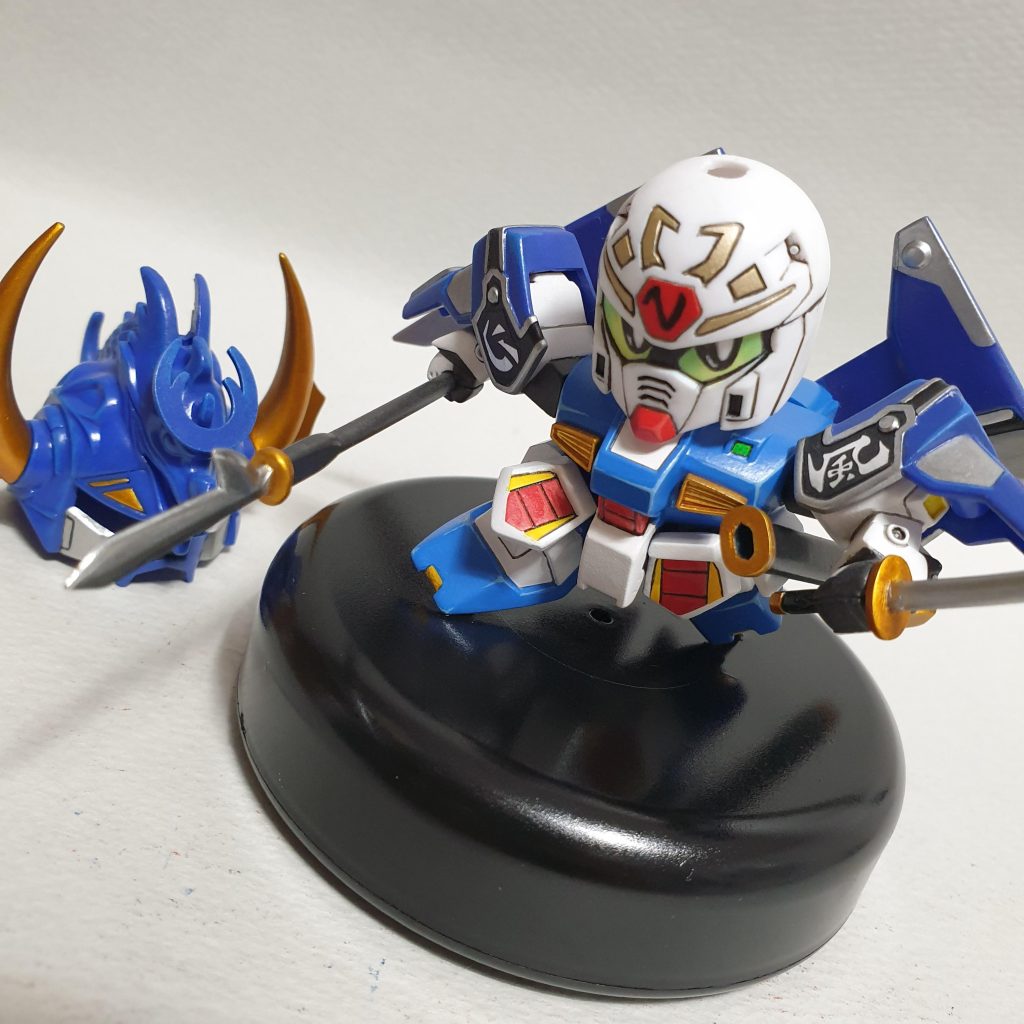 フィギュア風に作ってみました。兜脱ぎと武器を交換する程度にはなります。 それ以外は全部固定されています。