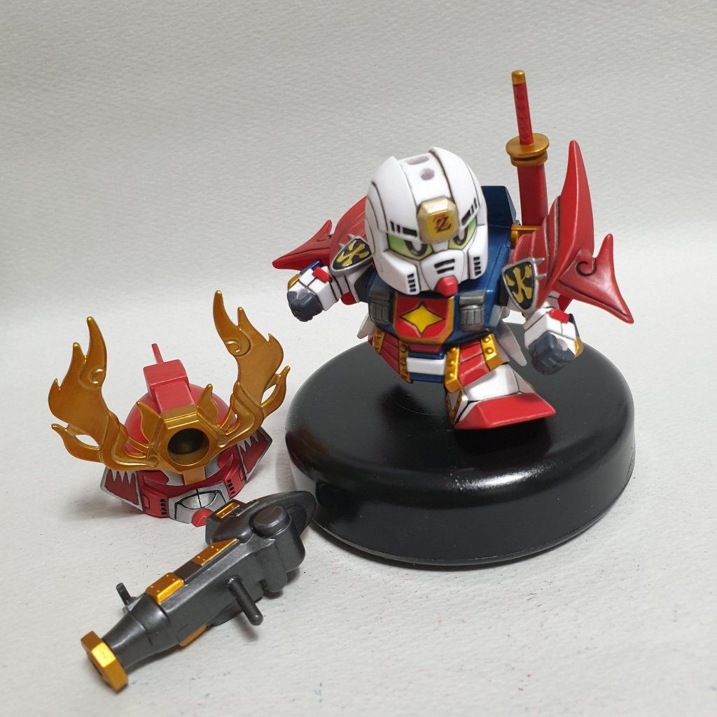 フィギュア風に作ってみました。兜脱ぎと武器を交換する程度にはなります。 それ以外は全部固定されています。