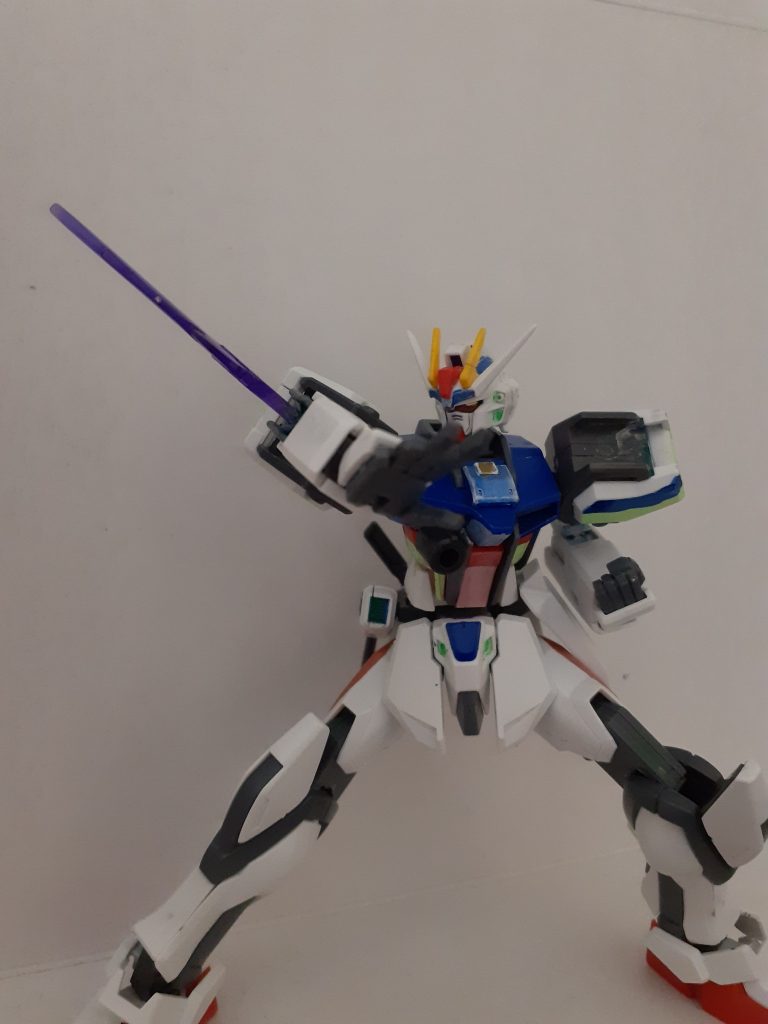 そして時間をかけて、作ったのが、コイツです。ここから、武器を持つという概念をくつがえしました。つまり、(そうだ、持つのではなく入れ込もう)と思ったのです。