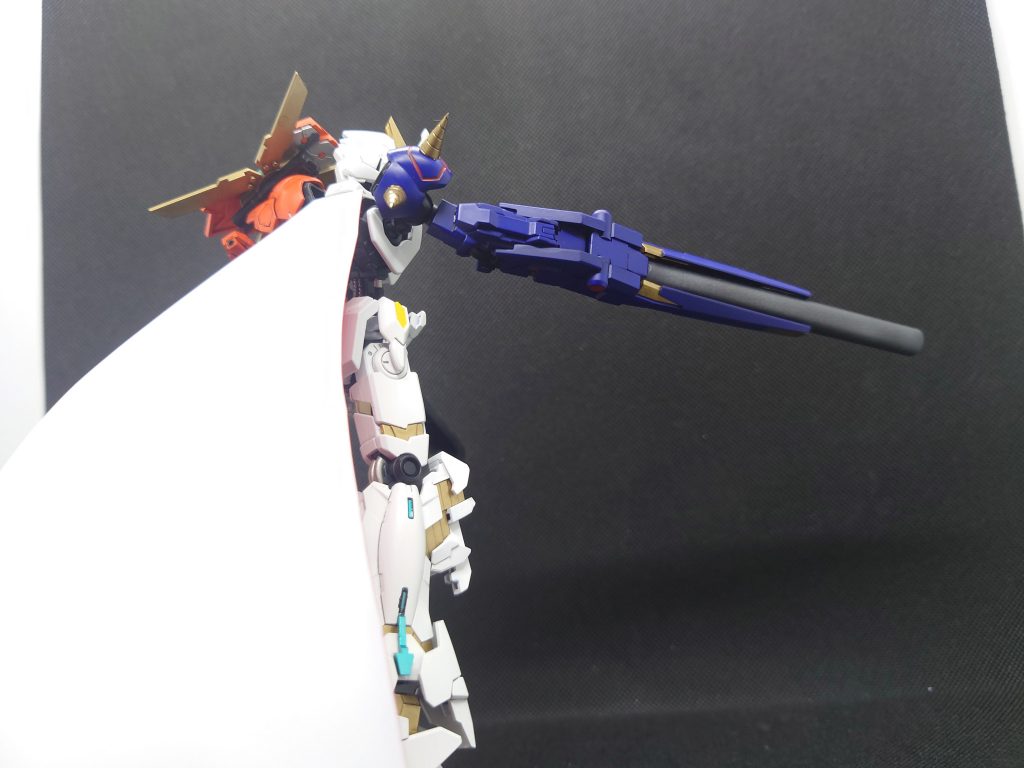 右腕の砲身はバンシィのアームド・アーマーBSにプラ棒を挟み込みました