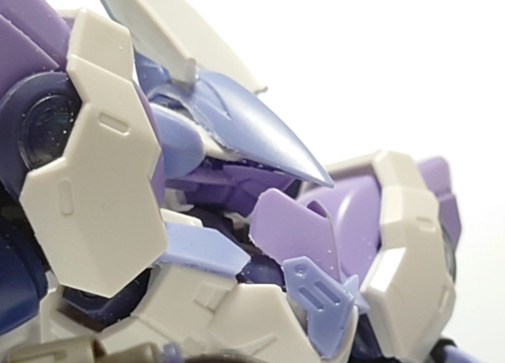 カメラ的なクリアパーツ部分を片っ端から塞いでしまったので、削って広げてカメラアイなスリットを開口。しましたが分かりにくい……