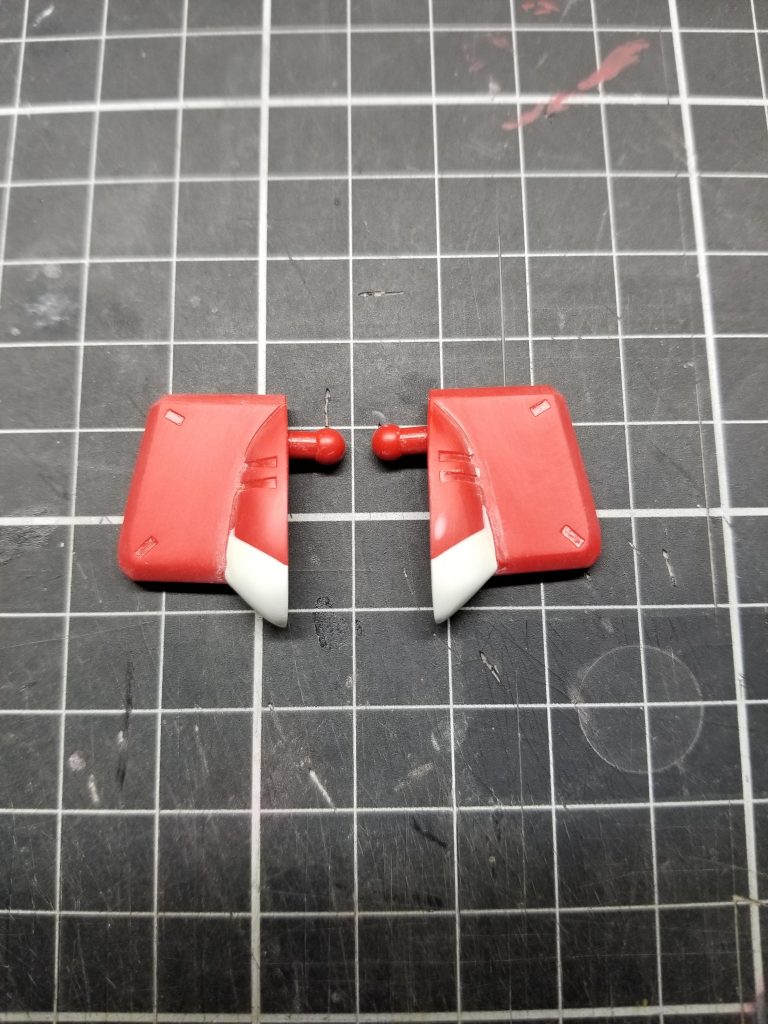 フロントアーマーの先端延長はHGリバイブ版の形状を真似てみました。