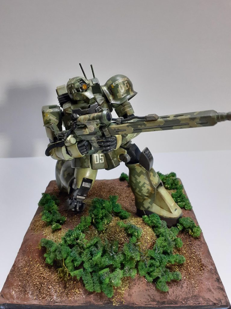 ザク1は缶スプレーで塗装。リアルタッチマーカー、ウェザリングマスターで汚してあります。