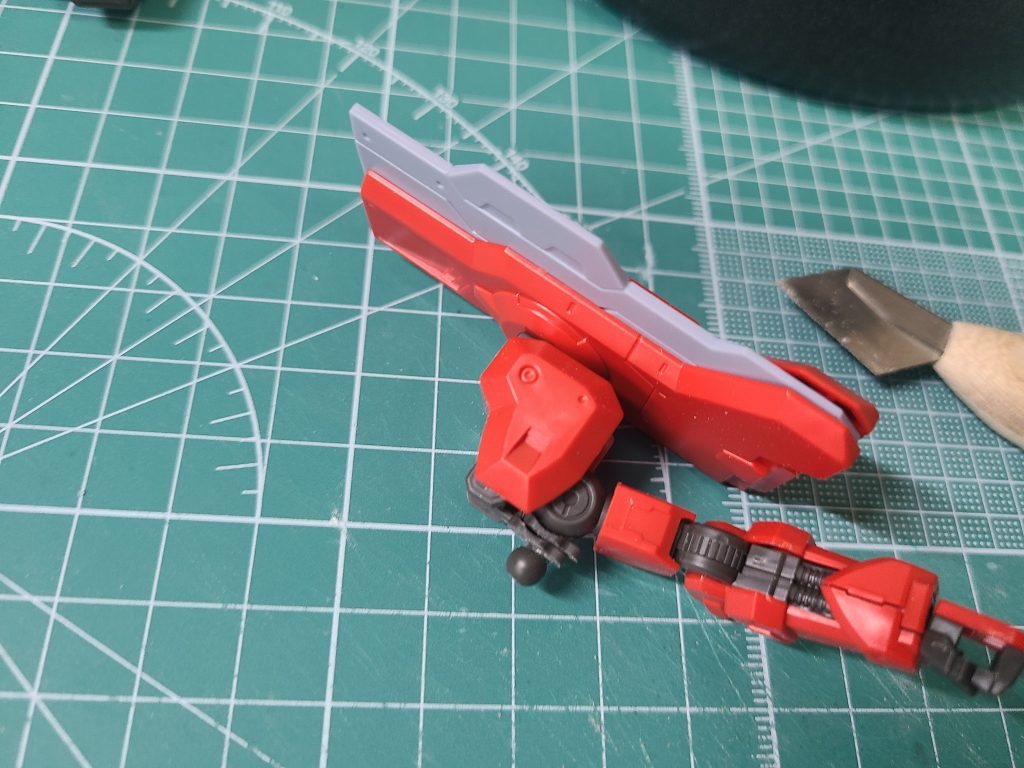 肩幅開いてたので詰めました