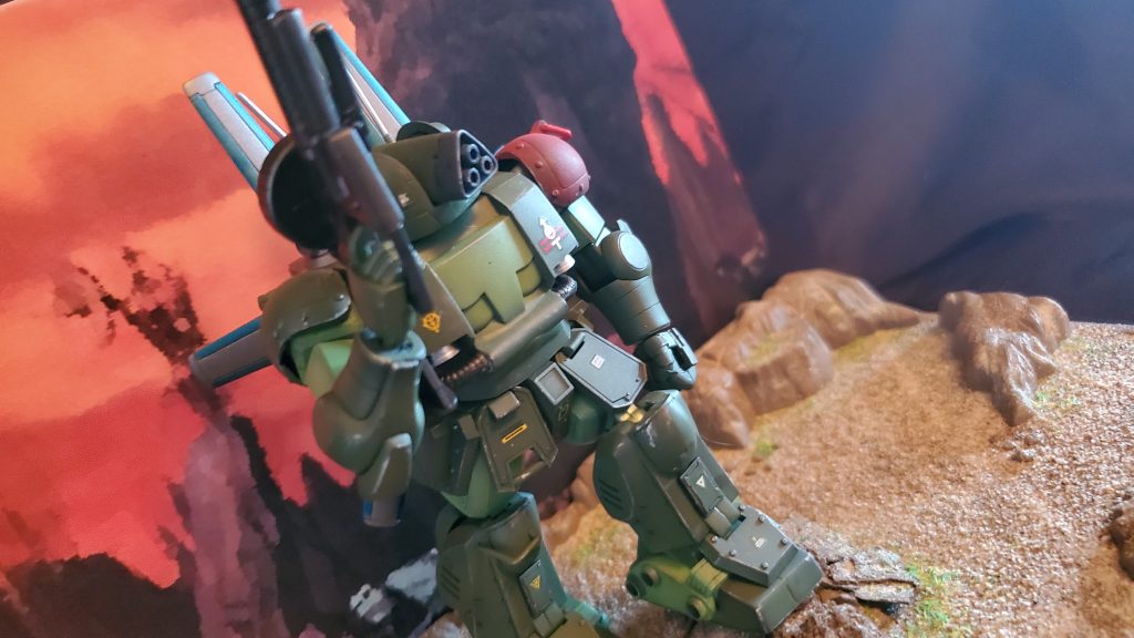 上半身はザクフリッパー、下半身は1/35 スコープドッグ　レッドショルダーカスタムを使用。ジオラマは情景模型の物を使用。