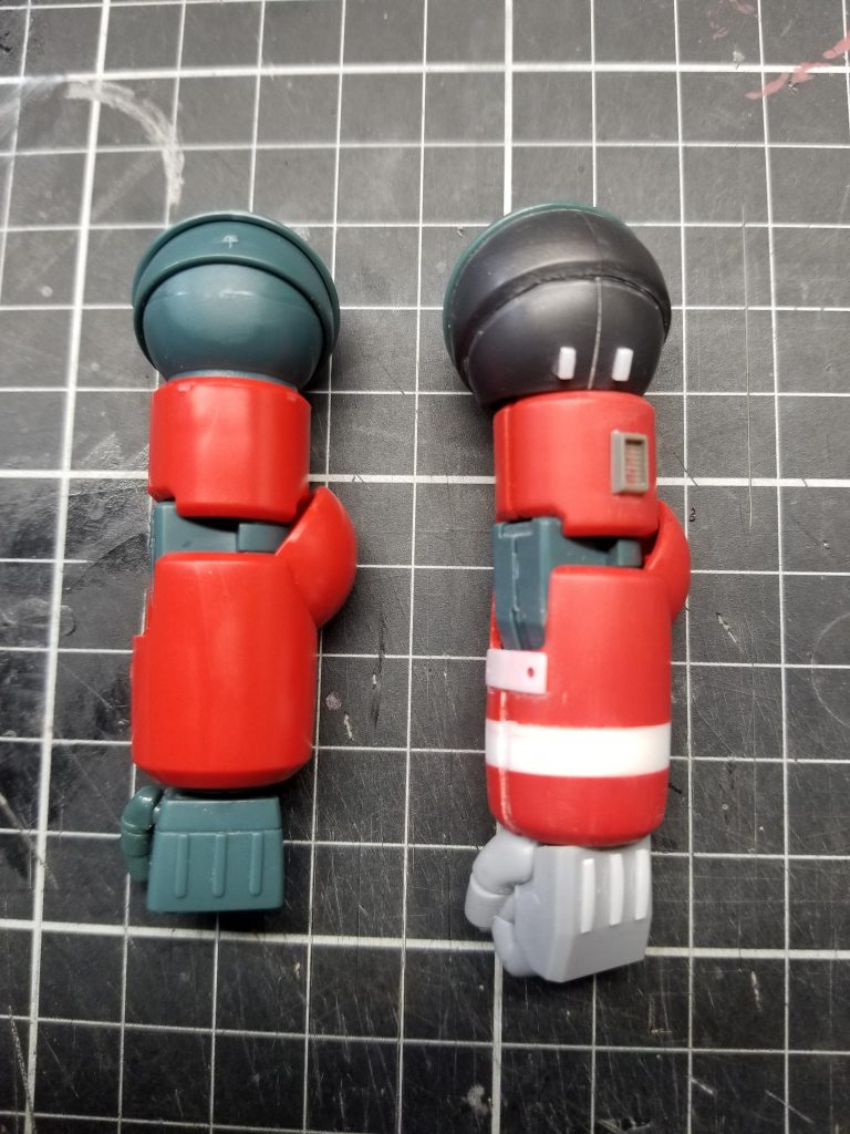 今回腕部を一番加工しました。キットのままだと撫で肩で力強さがなかったので、リアルタイプガンキャノンの肩パーツがちょうど良い大きさだったので移植。あと、前腕部が短く感じたので大胆に4mmほど延長しました。マニピュレータは市販のロボマニに変更しています。