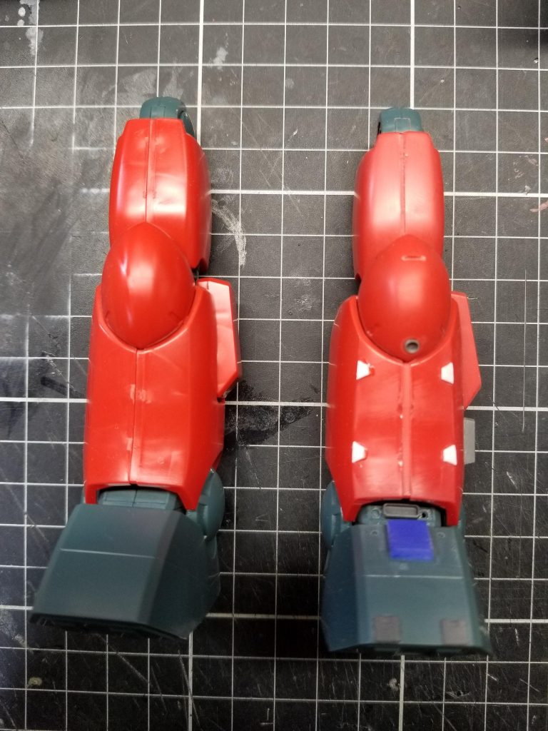 脚部はディテールアップパーツを使ってダクトやアポジモータなどの追加を行い、全体のメリハリを出す為に太ももを２mmほど幅詰めしました。