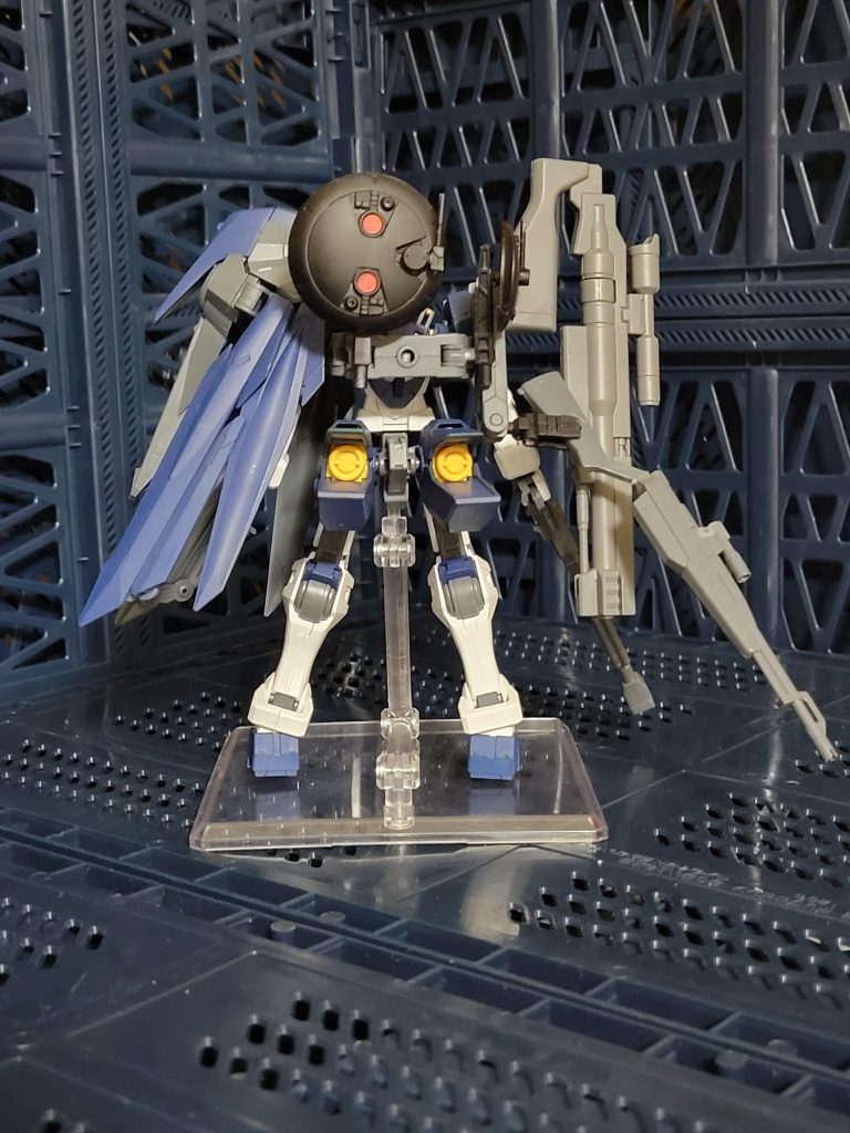 背部には2機のレドームを装備、広域の索敵性能を高め、的確な狙撃ポイントの確保と狙撃ポイントの再設定・移動を助けます。