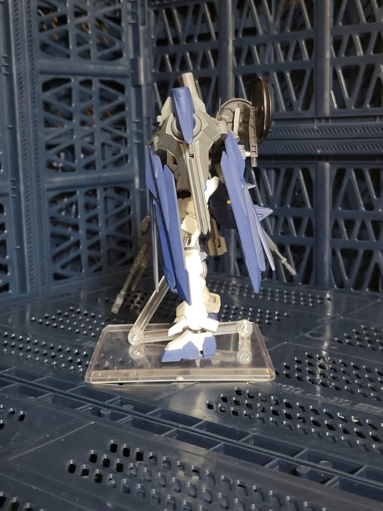 左肩部には大型の防御兵装、GNエクステンションシールドを装備しています。各フィンが高い防御力を持つことに加えて、搭載されたGNコンデンサによってGNシールドを展開しさらに高い防御力を得ることができます。