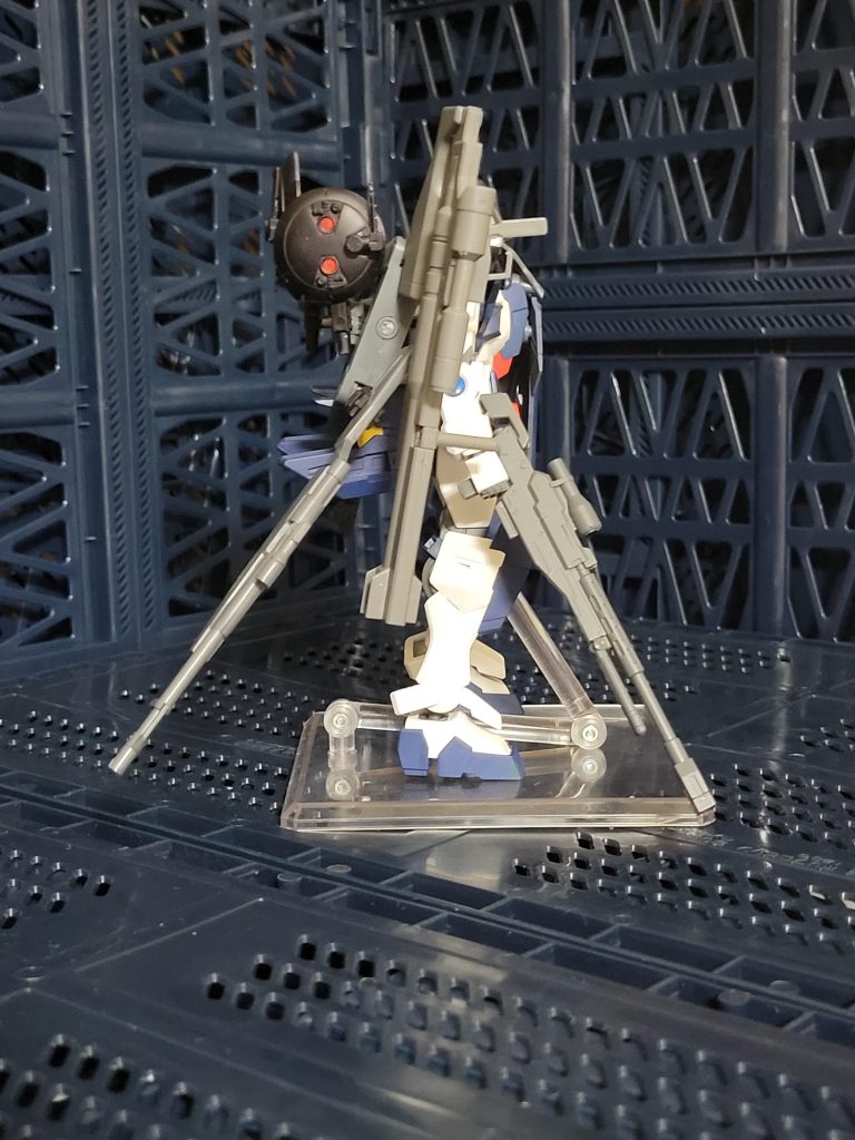 バックパック右側には超長距離用大型ビームスナイパーライフル、NGNスナイパーライフルを装備。超長距離用の名の通り、通常のGNスナイパーライフルよりも射程が長く高威力ですが取り回しが悪いのが欠点の武装です。NGNスナイパーライフルは後述の防御機能にエネルギーを回すために、戦局によって選択するGN粒子を使用しない実体弾の武装です。