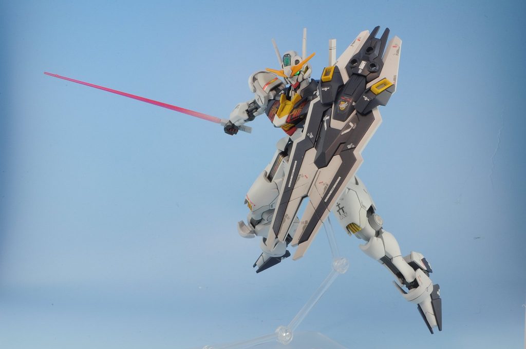 エスカッシャンとビームサーベルシール等もキット付属のものですが、デカールのみはRG用の何かを使用ビームサーベルはノリでピンクです