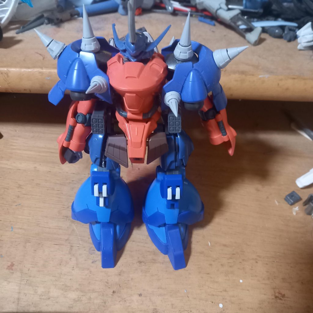 作成に当たってはケンプファーの雰囲気は壊さないようにと思い比較的似ている造形だったガーベラテトラの胴体を借用しました。顔の部分はMSGのカスタマイズヘッドの龍の角の部分ともともとのケンプファーの角を付け加えました肩はヘルムヴィーゲ・リンカーのものにビルダーズパーツのスパイクをくっつけてます。足はケンプファーの太ももと膝を加工してドムR35のものと接合してます。