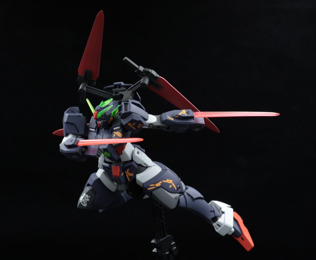 固定武装として刀身の短いビームサーベル。