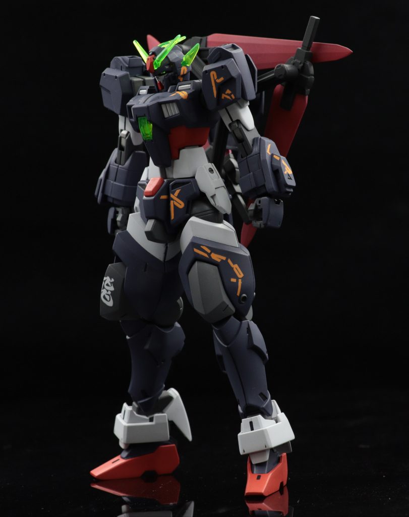 特徴的な大型化した脚部は脚力増加。それにより機動力に特化させた機体となってます。もう一つ特徴的な背中の武器は『刃先には特殊な塗料が塗られている。それを戦闘中に剥がれる形で散布しジャミング。または切り付けることで相手の動きを封じることが出来る。なお機能は頭部アンテナを通して行う。』といった設定です。