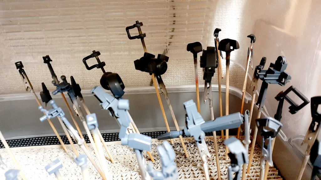 フレーム系はメカサフスーパーヘビー、メタルっぽいところは黒サフで、それ以外はグレーサフで下地を。