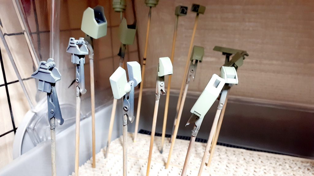 クレオスのMSグリーン、MSディープグリーンでほぼザクカラーです😁