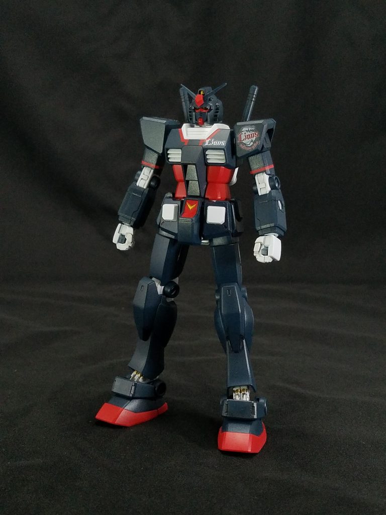 フロントビュー。脚部シリンダーは、ガンダムマーカーのメッキシルバーEXと、4 ARTIST MAKERのゴールドを使用。