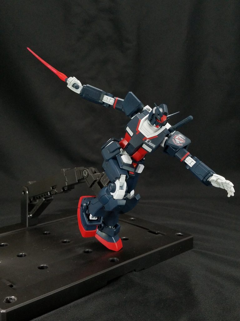 ビームサーベルを装備。因みに、足裏のバーニアは、エナメルのチタンシルバーで塗装してます(写真撮ってない)。