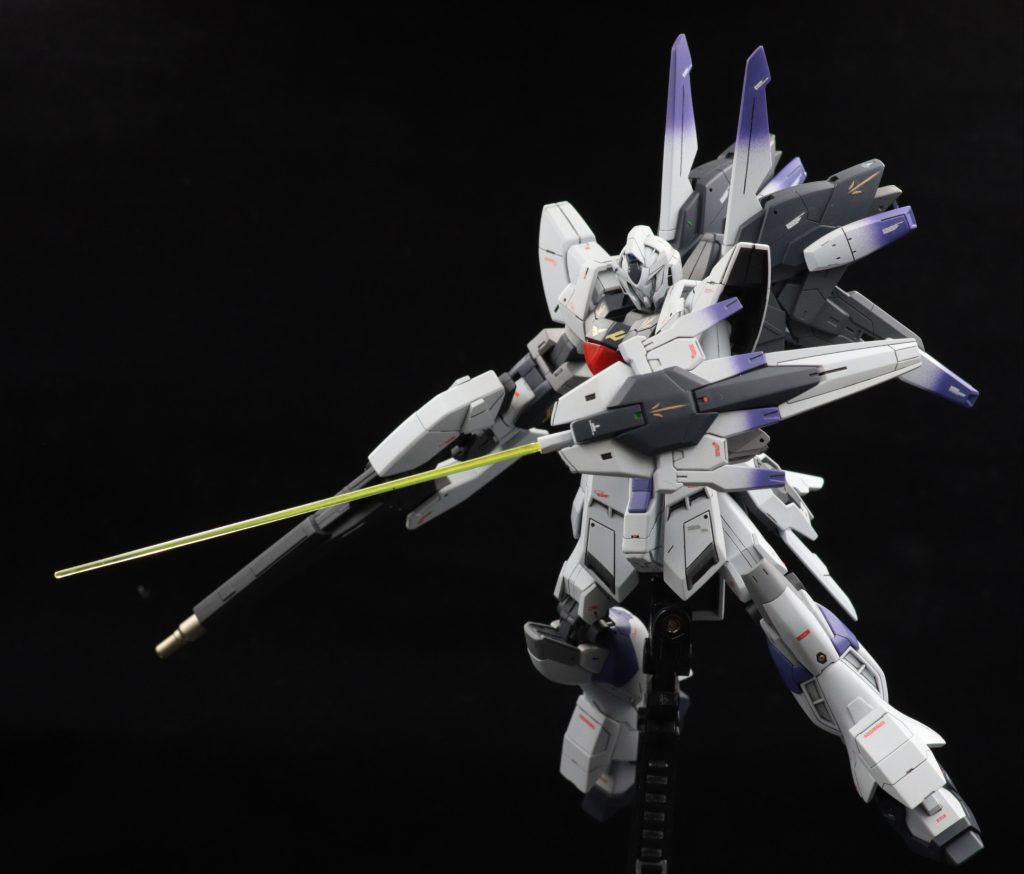 シールドにはGNファングを搭載。(取り外せませんが)ビームサーベルはそのままでも、引き抜いて使うことが出来ます。