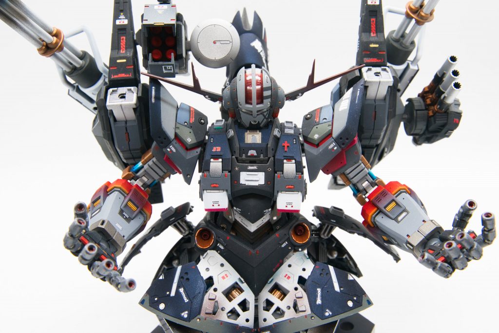 今回、いろんなところをエアブラシのグラデーション塗装と、水性、エナメルで部分塗装がんばりました。真正面がかっこいいと思えたのは始めてもかも