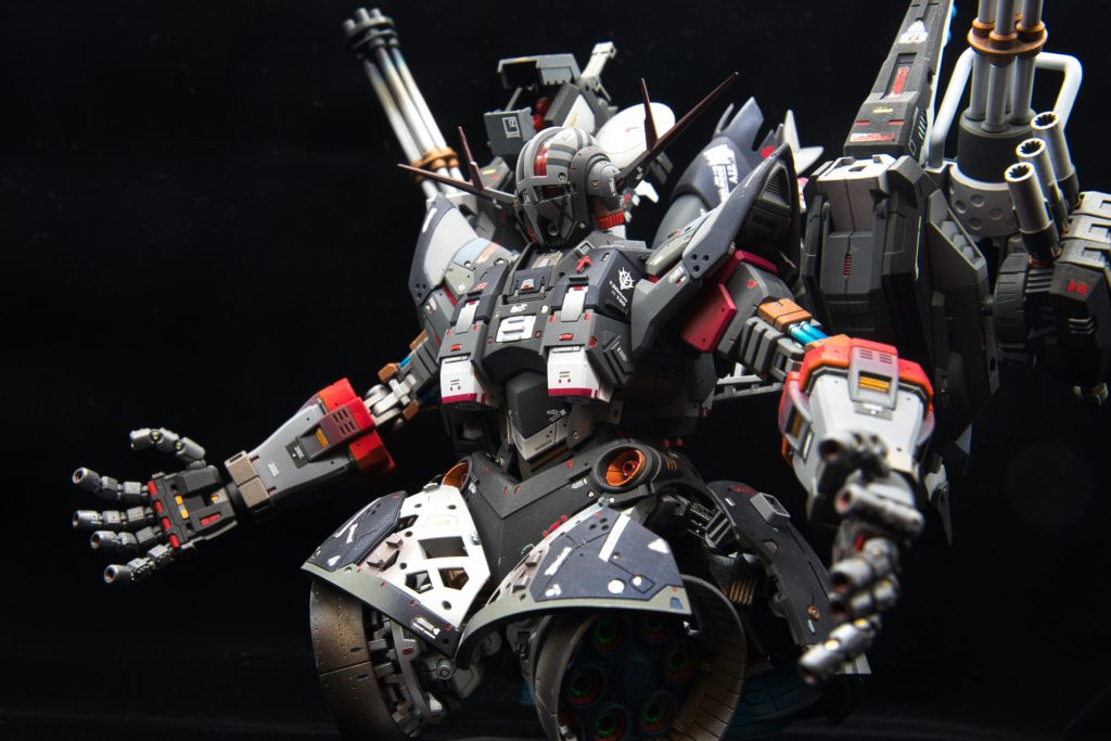 黒背景にしたらもっと強く見えるかなーと思ったんですがカメラアイの蛍光塗料がいまいち光ってくれなかったのでちょっと期待外れだったかな