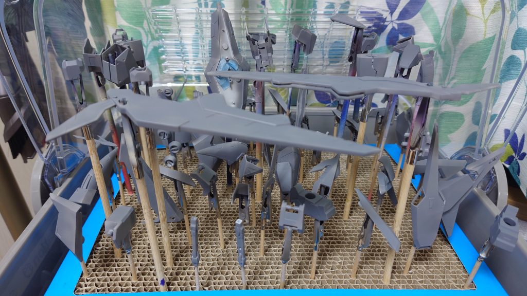 白外装はメカサフライトをベースに、NAZCAニュートラルホワイトへグレーよりの白塗料で調色+黒立ち上げ塗装を行ました😄気持ち全体を塗りつぶさないように平面部分を斑に塗っていき最後に全体をなじませるように塗ることで写真ではわかりづらいんですが塗りつぶした時とは違う表情が出来ました👍