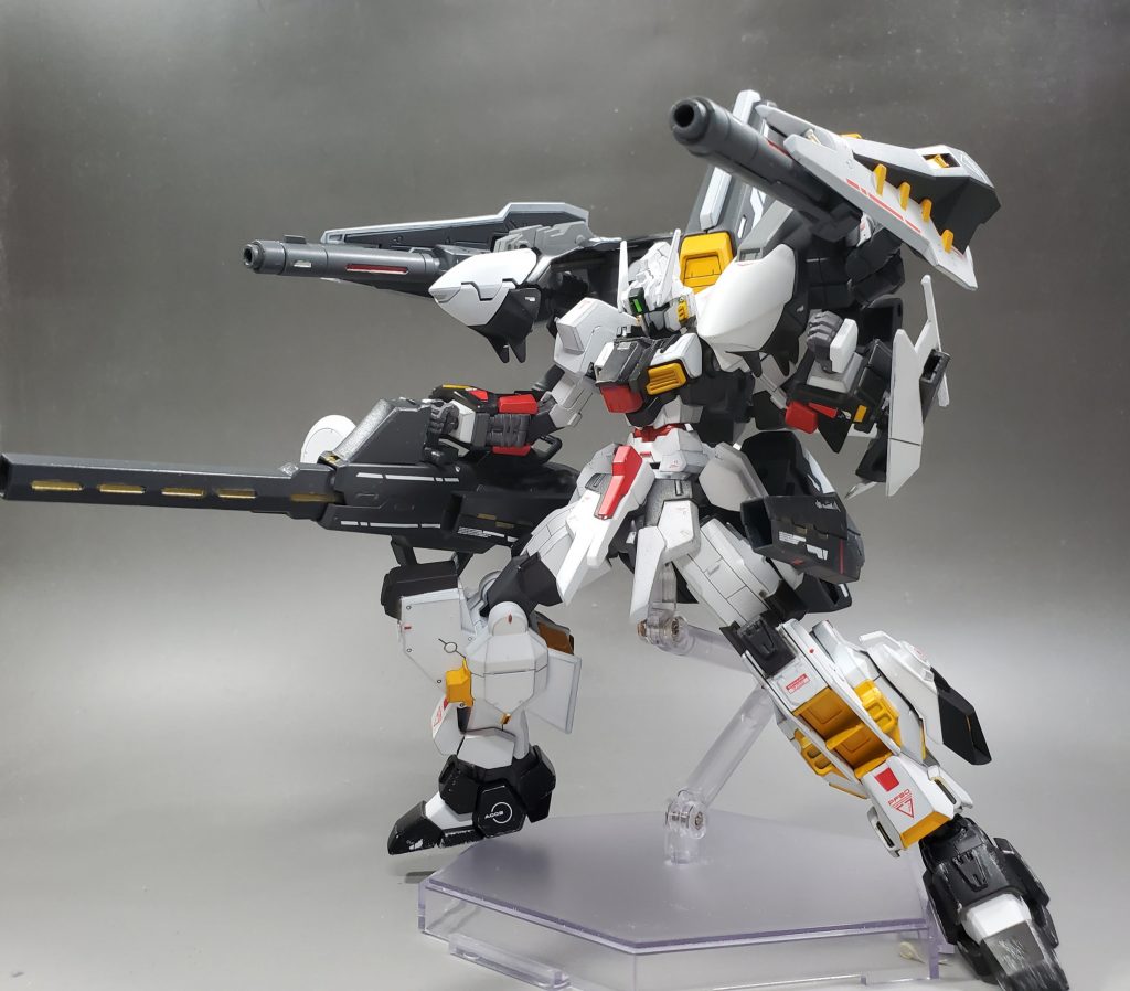 追加装備のキャノンはアームで接続されているので広い可動域があるので全面にかまえ集中砲火することも。手持ちのランチャーもある程度可動し、取り外すこともできます。