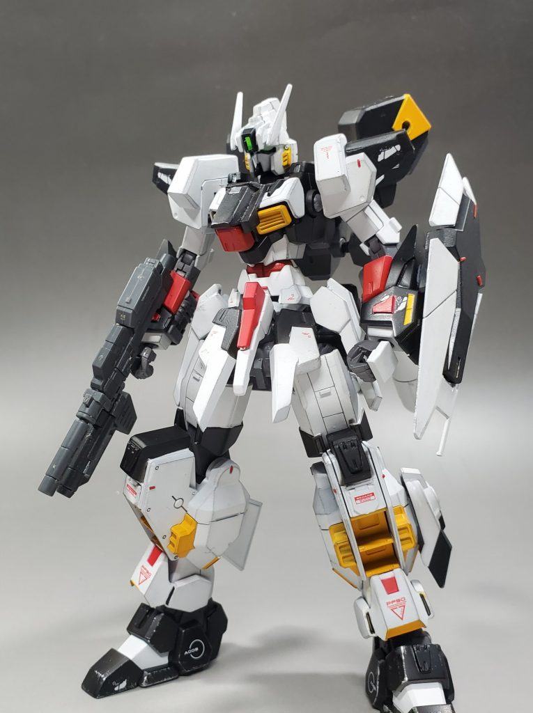 軽装形態。本体はあまり特徴を持たせずシンプルなデザインにしました。武装もライフルとシールドとベーシックな装備で。