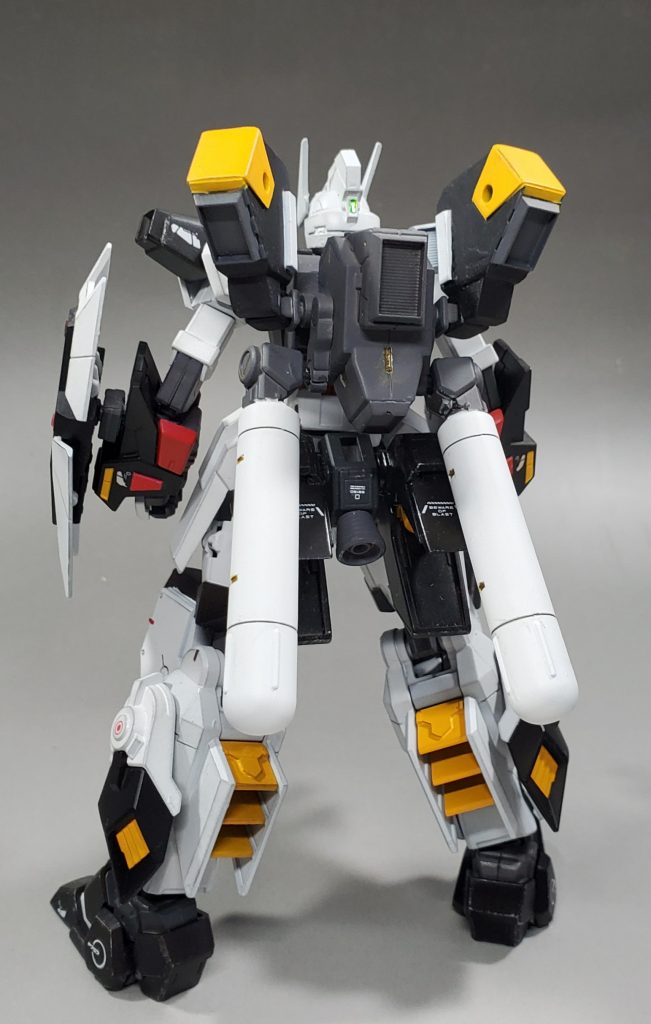 可動式ブースターにプロペラントタンク、腰部にもブースター装備のシンプルな高機動な機体。