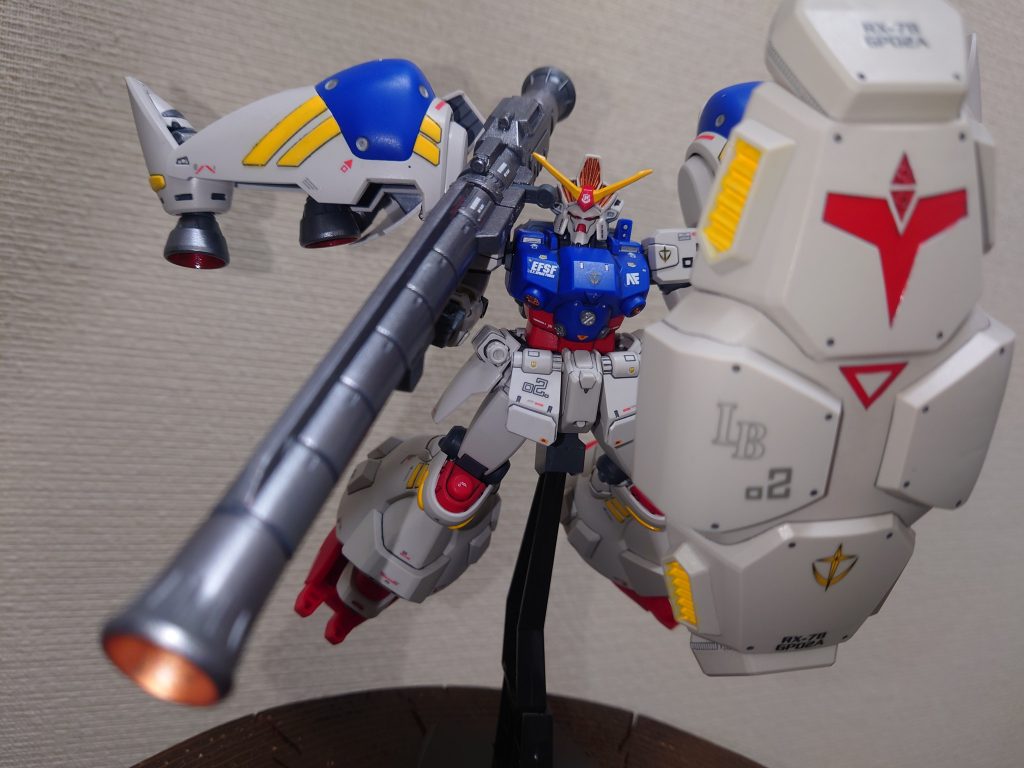 こう見ると、アトミック・バズーカとシールドのの大きさがわかります。こんなもんぶら下げて宇宙空間自由に飛ぶの困難でしょう(笑)