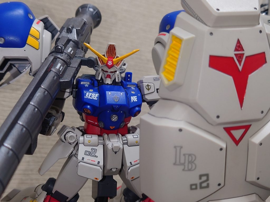 オデコとシールドにロンド・ベル隊のエンブレムを。デカールはガンダムデカールの連邦汎用を。
