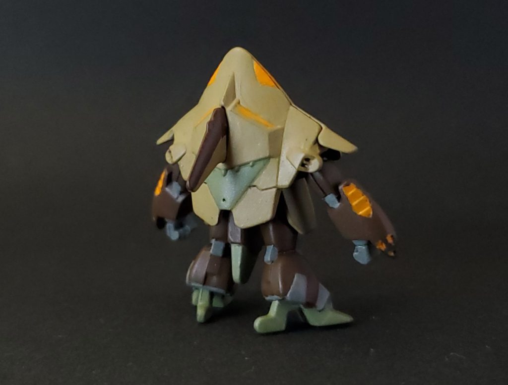 腕の裏と脚部の内側の肉抜きを埋めました。塗料はモノアイ以外水性塗料です。モノアイはガンダムマーカーのメタリックグリーンで塗りました。