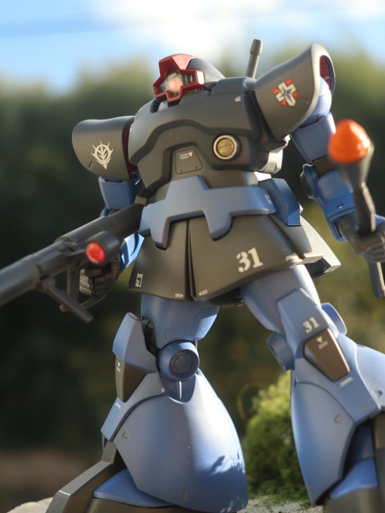 ゲーム内ではカメラアイ周辺のパーツも本体同様青なのですがアクセントが欲しかったのであえてオリジナルと同じ赤で塗装