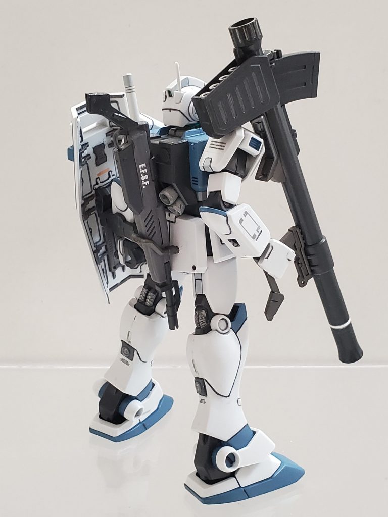 背面~🎶今回の改修ポイント❗①腰部にウェポンバーを取り付け👍ビーム・ショットガンやシールドをマウント可能にしました~😊🎶②ふくらはぎ下にバーニアを増設❕③ビームサーベル基部を穴あけしてクリアーパーツを刺せるように改修⚔️