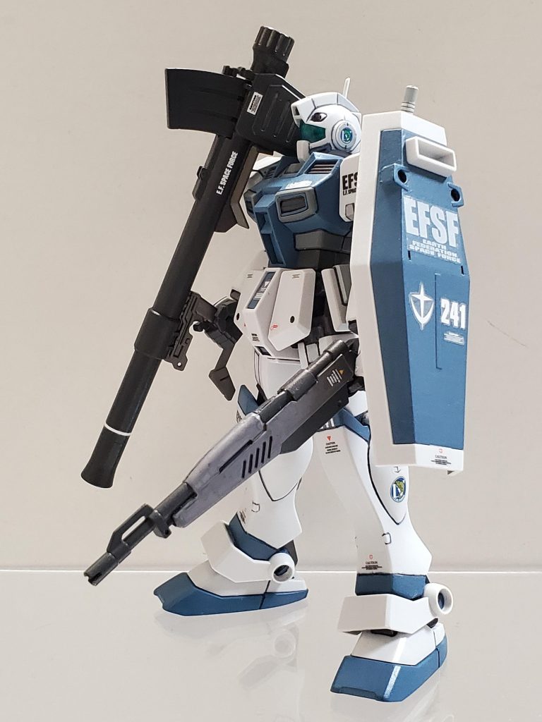 以上、サウス・バニング中尉のジムAEの活躍ぶりでした~🎶今回はジム寒冷地仕様をベースにジム改に繋がるイメージでエース機に仕上げてみました😊✨制作にあたっての味付けポイントは、部分塗装、スジ彫り少々、ビーム・ショットガン、マルチバズーカというレシピです✊✨カラーリングはサウス・バニングのノーマルスーツの色からイメージしてます😊