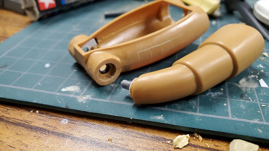 アームは挟み込み式だったので外しやすいようにKPSランナータグを加工して受けを作り3mm棒で接続できるようにしました。追記:Twitterのリンクがちゃんと貼られていなかったので修正しました。