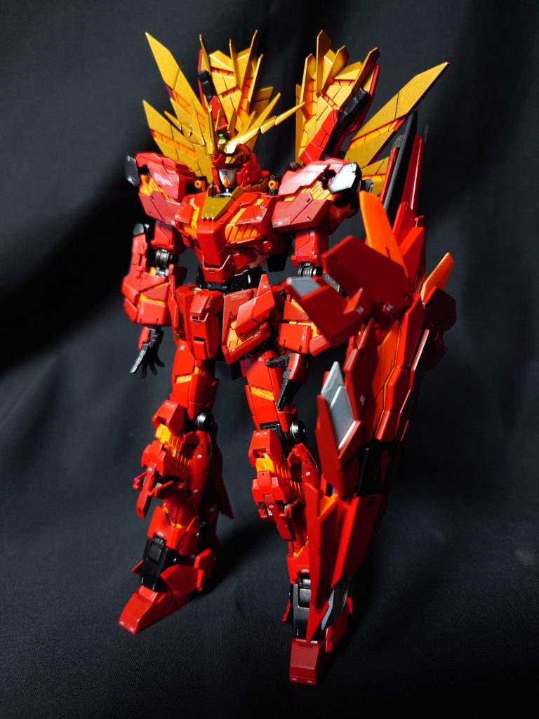制作後記　１覚醒モード　正面立像弐号機カラーにしたく、色々と試行錯誤。膝部分の細いパーツを濃い赤じゃなくて、黒にしたら脚部が締まった気もしますが、こればかりは人それぞれの感性なのでなんともいえないですね。シャア専用っぽくも見えなくもないですが、これは弐号機です！！